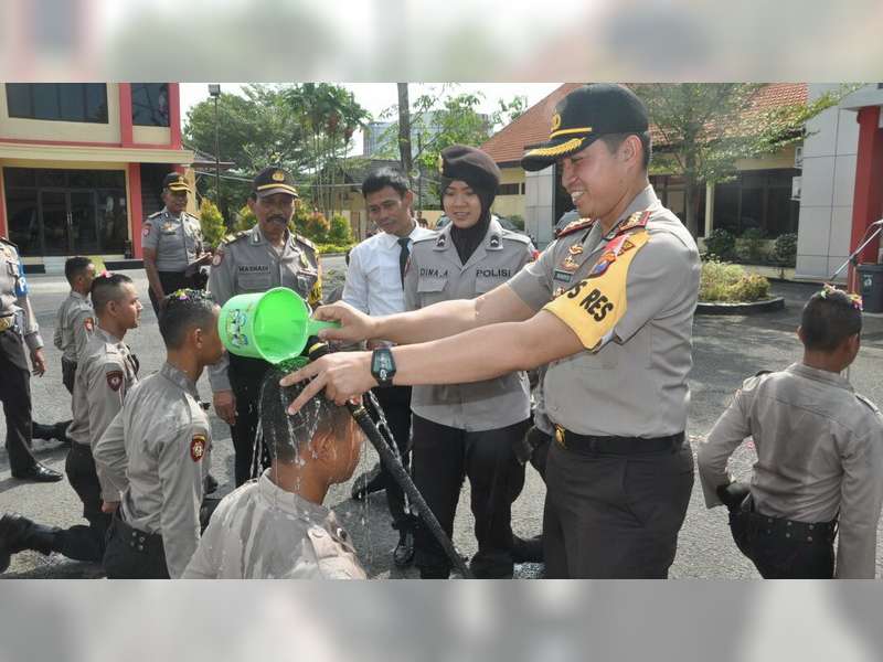 Polisi Baru ini Disambut Dengan Upacara Mandi Kembang