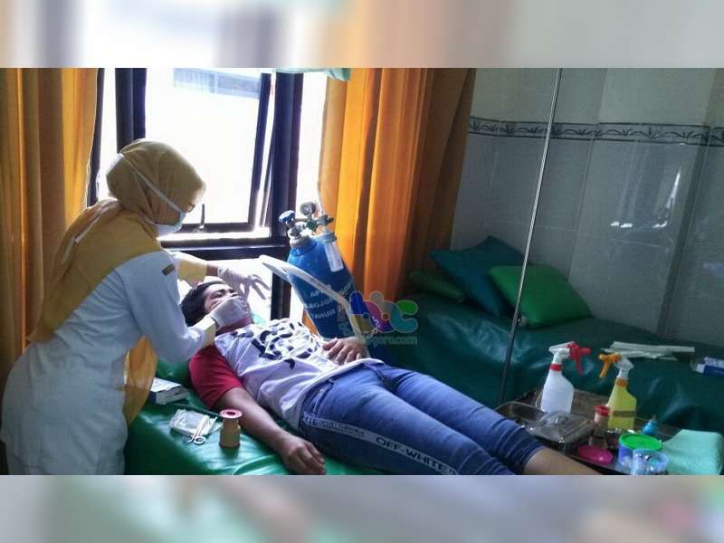 Kurang Hati-Hati, Motor Seruduk Truk Dari Belakang, Pengendara Motor di Balen Babak Belur