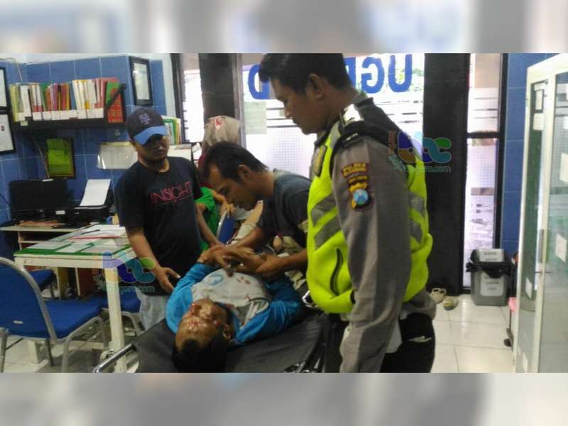 Berhenti Mendadak, Mobil Boks Ditabrak Motor di Baureno, Pengendara Motor Luka-Luka