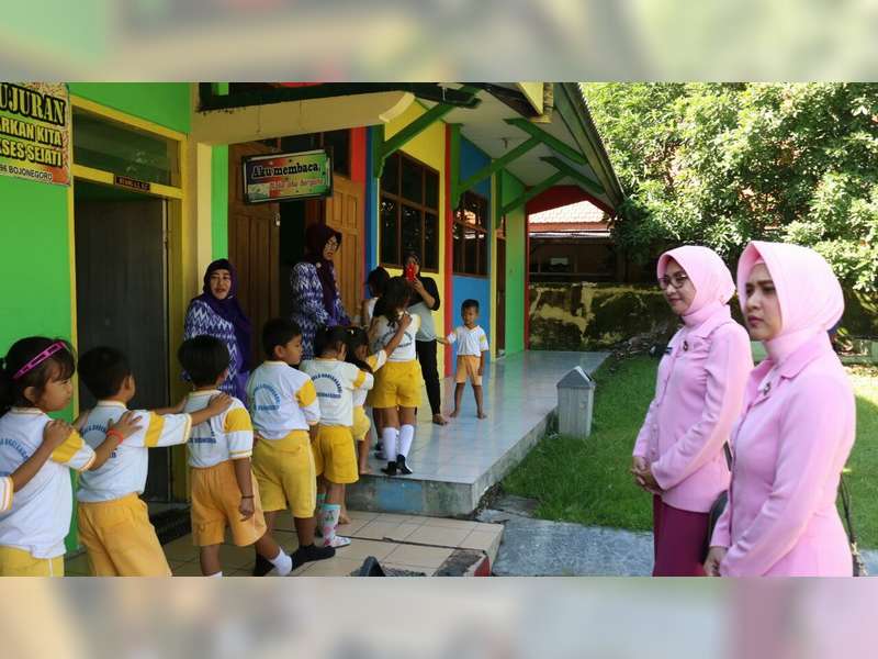Peringati Ultah ke 38, Pengurus YKB Cabang Bojonegoro Kunjungi TK Kemala Bhayangkari
