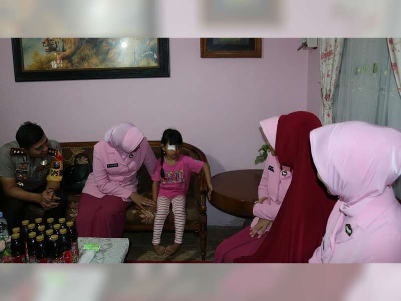 Kapolres Bojonegoro Bersama Pengurus YKB Sambangi Bocah Penderita Tumor Mata