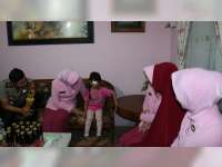 Kapolres Bojonegoro Bersama Pengurus YKB Sambangi Bocah Penderita Tumor Mata