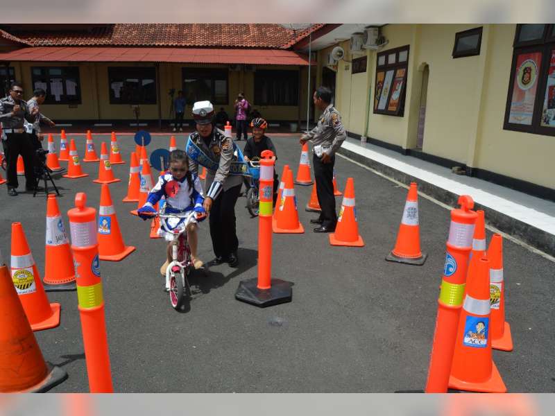 Bhayangkari Blora Kenalkan Safety Riding Kepada Ratusan Anak TK