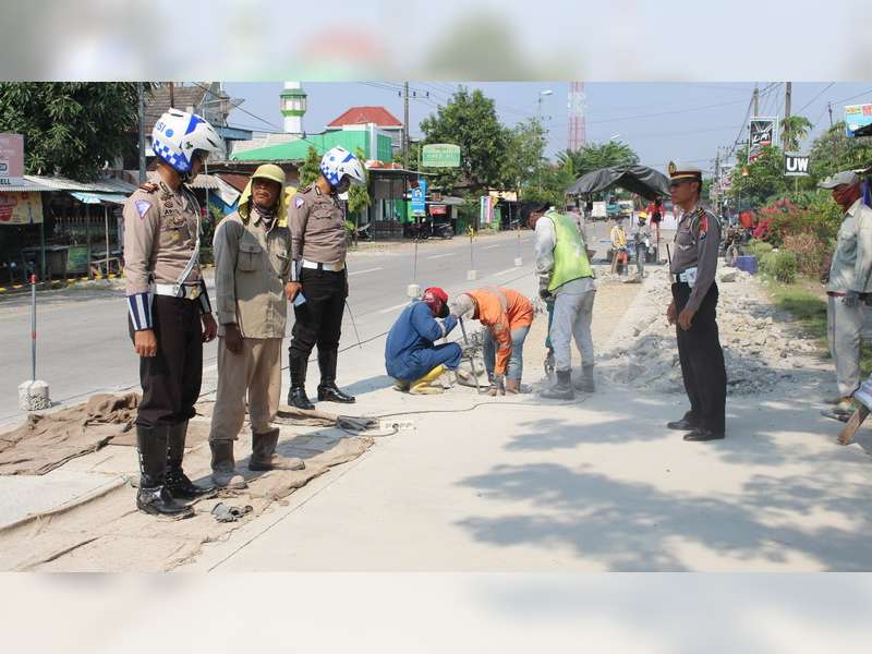 Jelang Mudik Lebaran, Satlantas Polres Bojonegoro Pantau Proyek Perbaikan Jalan