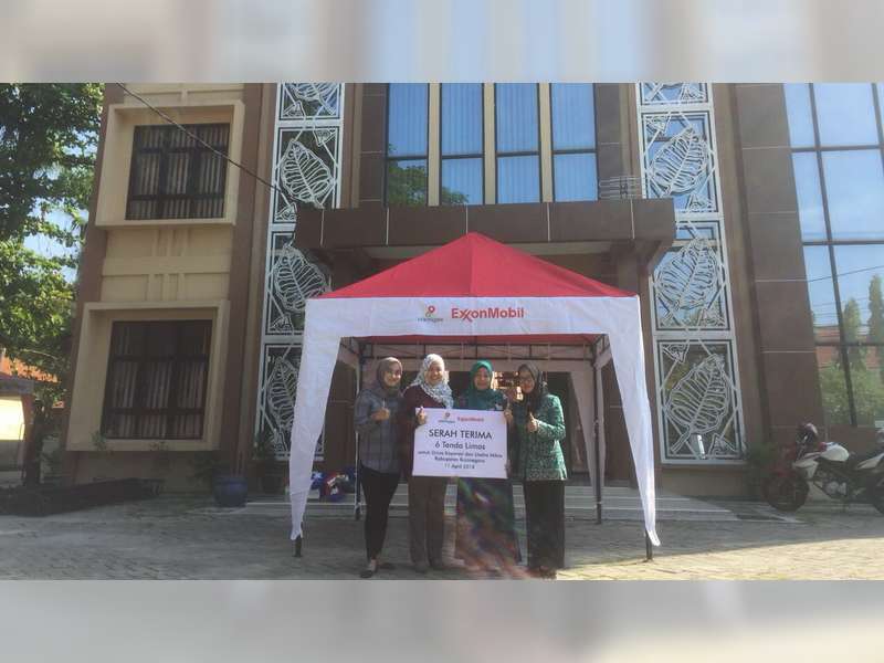 EMCL Serahkan Bantuan Tenda Untuk Galeri UMKM