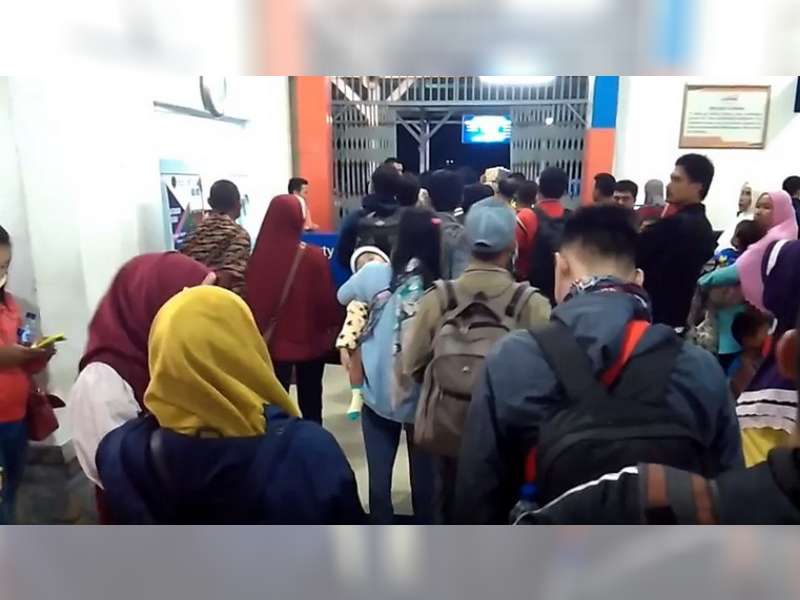 Libur Panjang Akhir Pekan Ratusan Penumpang Kereta Api Berjubel di Staiun Bojonegoro