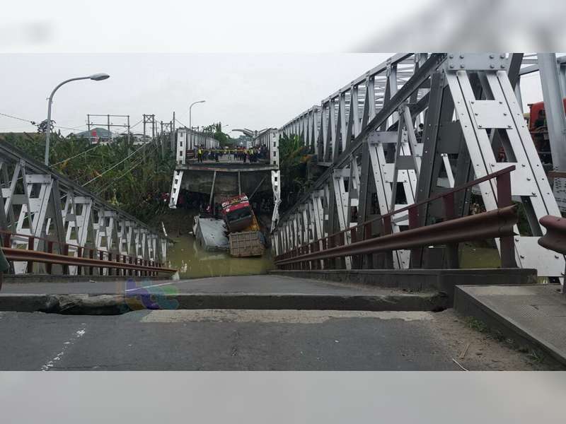 Jembatan Babat - Widang Ambrol, 3 Tronton Tercebur