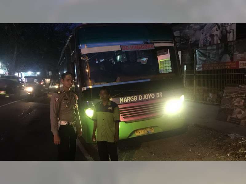 Masih Ada, Pengemudi Bus Yang Ditilang Karena Kedapatan Ngeblong di Jalan Raya