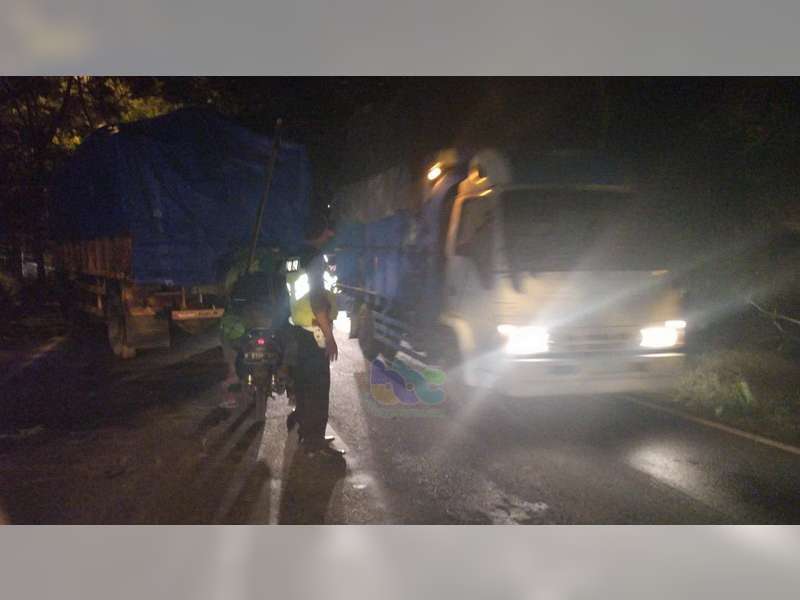 Diduga Muatan Terlalu Berat, Truk Gandeng Macet di Tanjakan Baureno