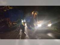 Diduga Muatan Terlalu Berat, Truk Gandeng Macet di Tanjakan Baureno