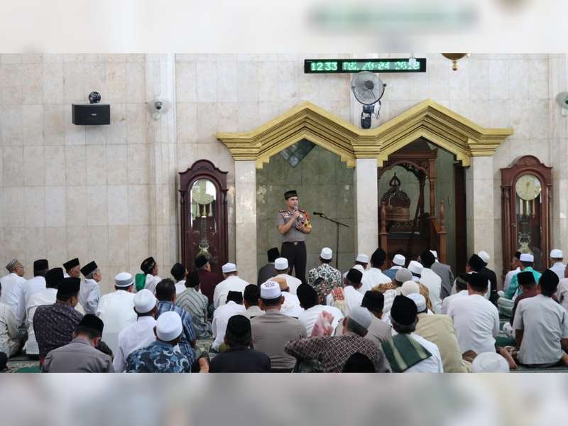 Kapolres Sampaikan Himbauan Kamtibmas pada Jamaah Salat Jumat di Baureno