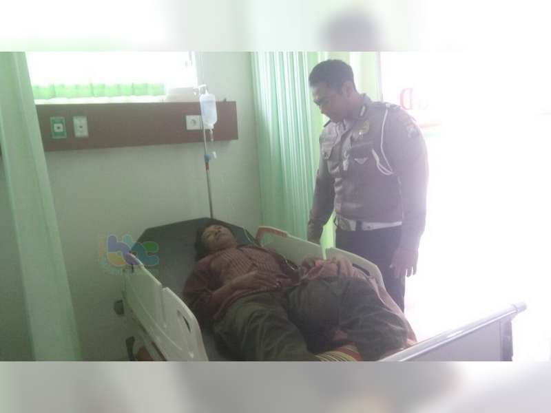 Mendadak Menyeberang Jalan, Pemotor di Kasiman Ditabrak Mobil