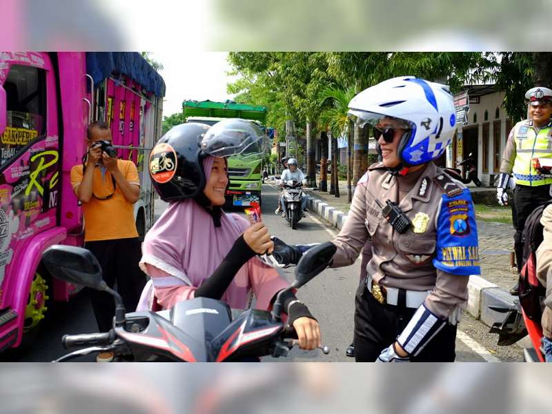Peringati Hari Kartini, Srikandi Angling Dharma Bagi-Bagi Coklat di Jalan