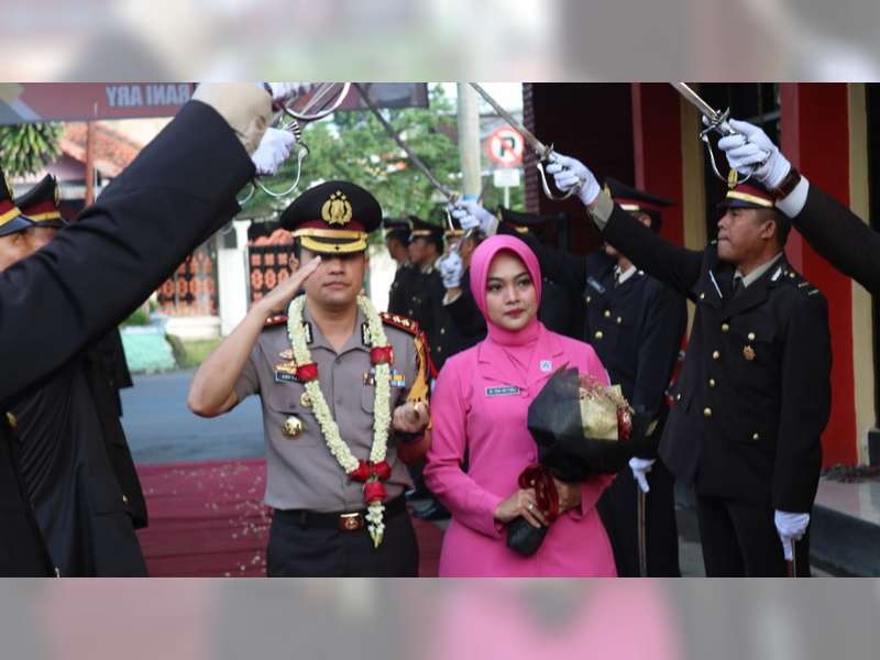 Tradisi Pedang Pora Sambut Kedatangan Kapolres Bojonegoro, AKBP Ary Fadli