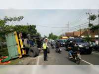 As Roda Belakang Patah, Truk Tronton Terguling di Baureno