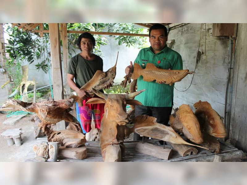 Pemahat Asal Blora, Ubah Limbah Kayu Jati Jadi Patung Unik