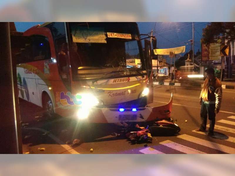Diduga Kurang Hati-Hati Saat Menyeberang, Pemotor di Tuban Tewas Ditabrak Bus