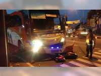 Diduga Kurang Hati-Hati Saat Menyeberang, Pemotor di Tuban Tewas Ditabrak Bus