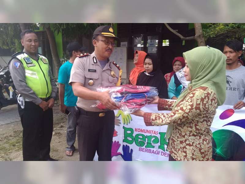 Kapolsek Babat Lamongan, Berbagi dengan Anak-Anak Yatim-Piatu dan Kurang Mampu