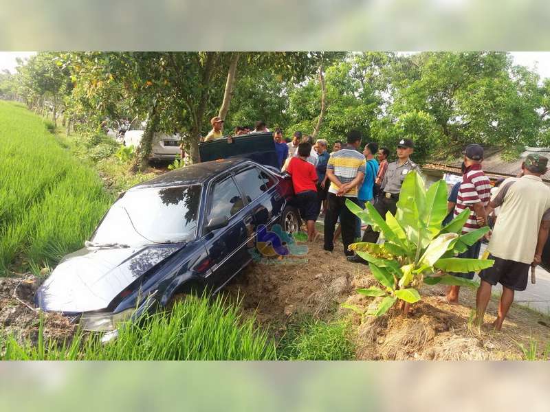 Sedan Tabrak Avanza di Dander Bojonegoro, Kedua Kendaraan Sama-Sama Alami Kerusakan