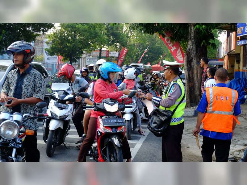 Razia di Depan Stasiun Kota, Sat Lantas Polres Bojonegoro Tindak 180 Pengendara