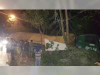 Hindari Motor, Truk Trailer Muat Semen Tabrak Pagar Gudang