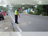 Diduga Mengantuk, Pemotor di Baureno Bojonegoro Menabrak Truk