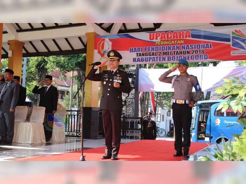 Kapolres Bojonegoro Jadi Inspektur Upacara, Peringatan Hari Pendidikan Nasional