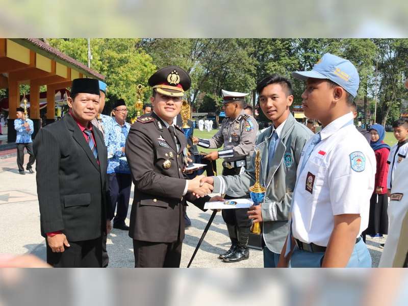 Peringatan Hardiknas, Sejumlah Siswa, Guru dan Kepala Sekolah Berprestasi, Terima Penghargaan