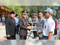Peringatan Hardiknas, Sejumlah Siswa, Guru dan Kepala Sekolah Berprestasi, Terima Penghargaan