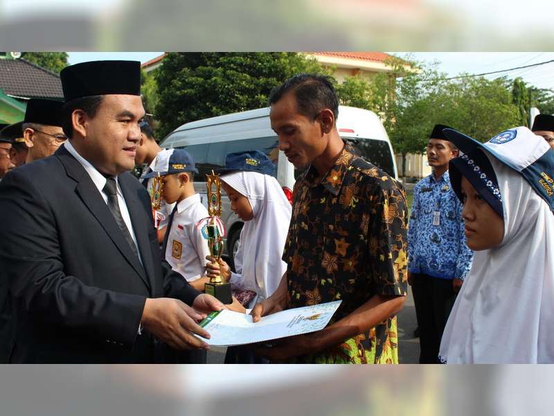 Tenaga Pendidik dan Siswa Berprestasi di Blora Terima Penghargaan Saat Hardiknas