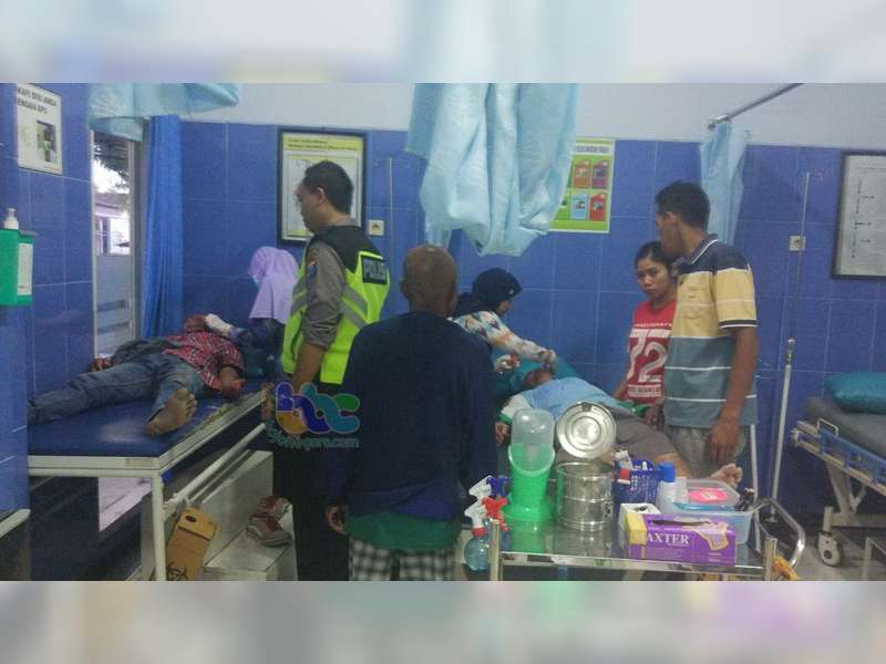 Mendadak Belok, Supra Ditabrak Beat di Baureno, Kedua Pengendara Luka-Luka