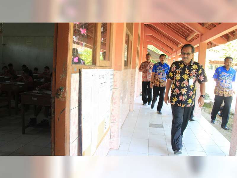 Bupati Blora Tinjau USBN Tingkat SD / MI Sederajat