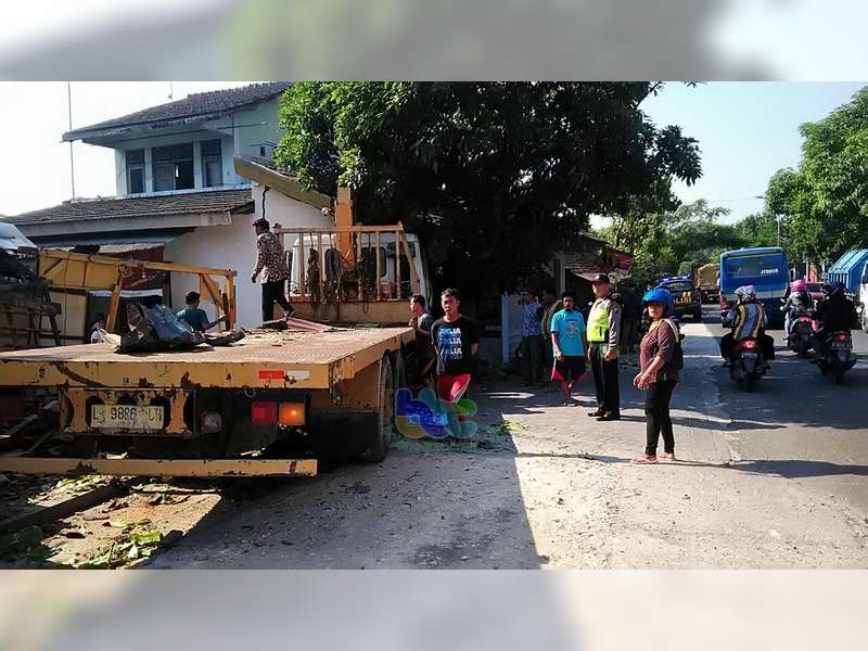 Rem Blong, Truk Crane Seruduk Warung dan Rumah Warga, 1 Orang Luka Berat