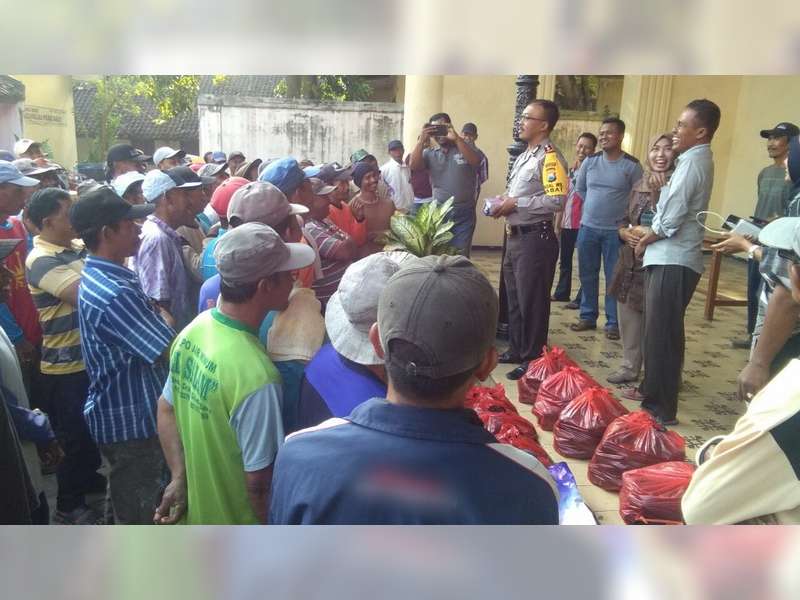 Polisi ini Sosialisasi Tertib Berlalu-Lintas Sambil Berbagi