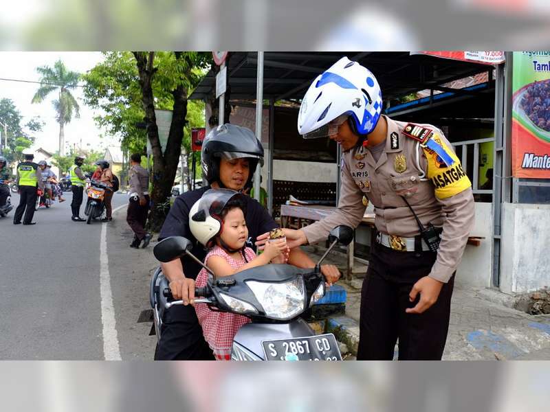 Sejumlah Warga yang Patuhi Aturan Lalu-Lintas, Dapat Hadiah Cup Cakes
