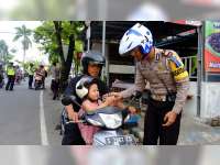 Sejumlah Warga yang Patuhi Aturan Lalu-Lintas, Dapat Hadiah Cup Cakes
