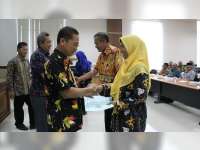 24 PNS Pemkab Bojonegoro Terima SK Purna Tugas