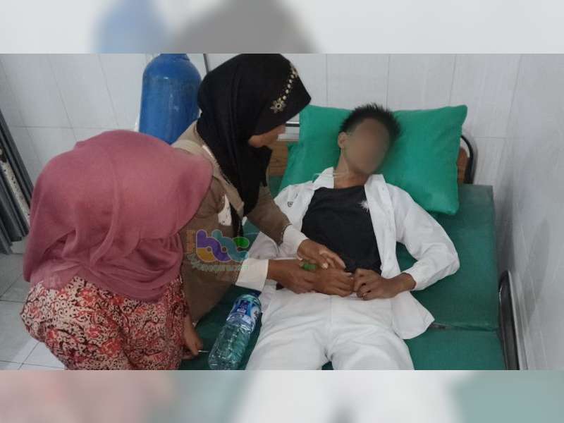 Lepas Kendali, Vixion Seruduk Supra Fit di Tikungan Margomulyo, Seorang Pengendara Terluka