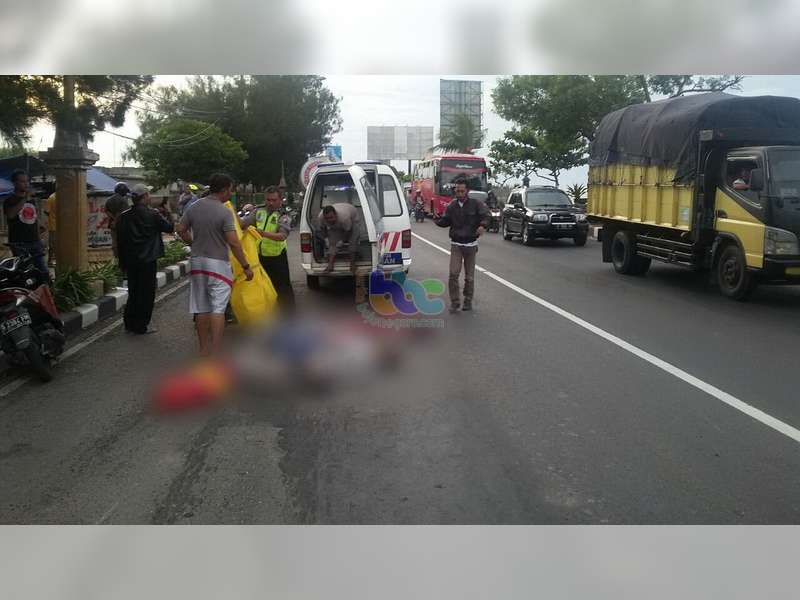 Dua Orang Pemotor Tewas Terlindas Truk Tronton di Tuban