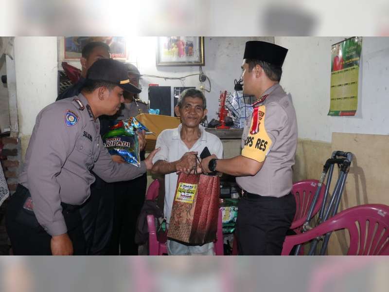 Kapolres Bojonegoro Salurkan Bantuan Pada Warga Kurang Mampu