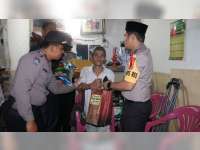 Kapolres Bojonegoro Salurkan Bantuan Pada Warga Kurang Mampu