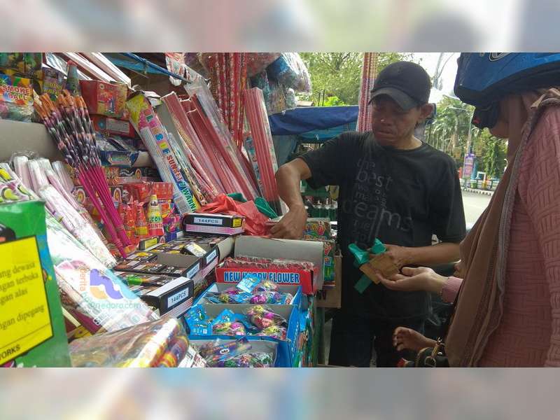 Penjual Kembang Api di Bojonegoro, Tak Seramai Dulu Lagi