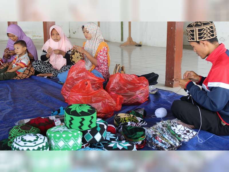 Kopiah Rajut Laris Manis, Para Tetangga Kecipratan Berkah