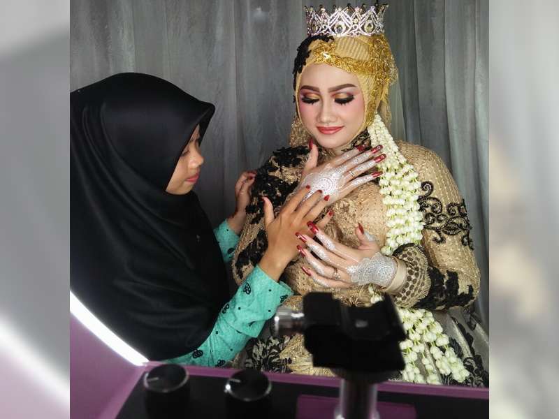 Bulan Ramadan, Pelukis Henna Banjir Orderan