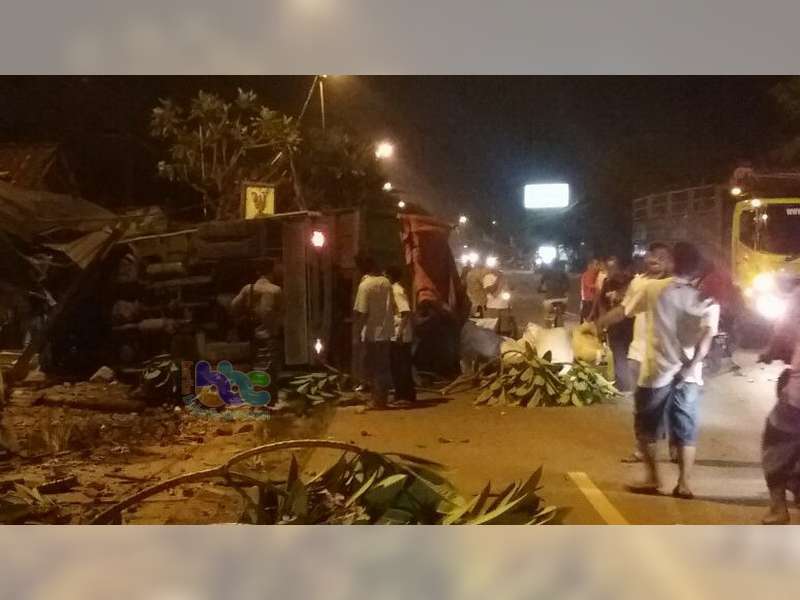 Pecah Ban, Truk Muat Gabah di Kalitidu Tabrak Sejumlah Rumah Warga Hingga Terguling