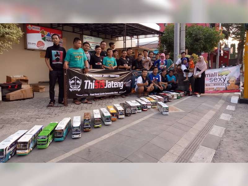 Komunitas Miniatur Bus Blora Mustika, Bagi Takjil dan Kopdar