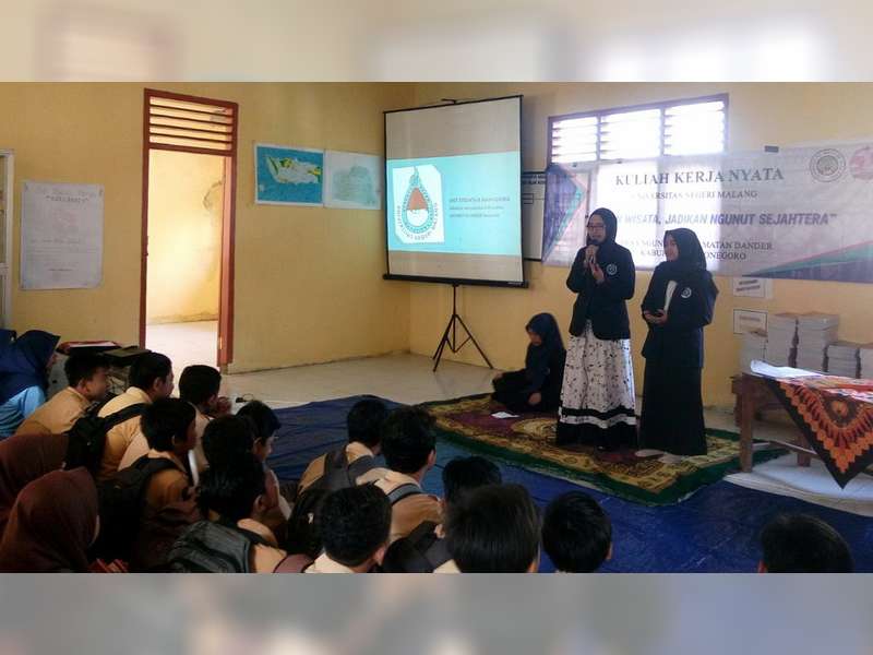 Mahasiswa UM Sosialisasi Bahaya Penyalahgunaan Narkotika di SMP Islam Ngunut Dander