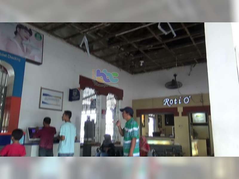 Plafon Stasiun Kereta Api Bojonegoro Ambrol, 2 Orang Dilaporkan Cedera