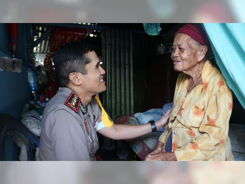 Kapolres Bojonegoro Sambangi Mbah Sumiati, Nenek yang Hidup Sebatangkara